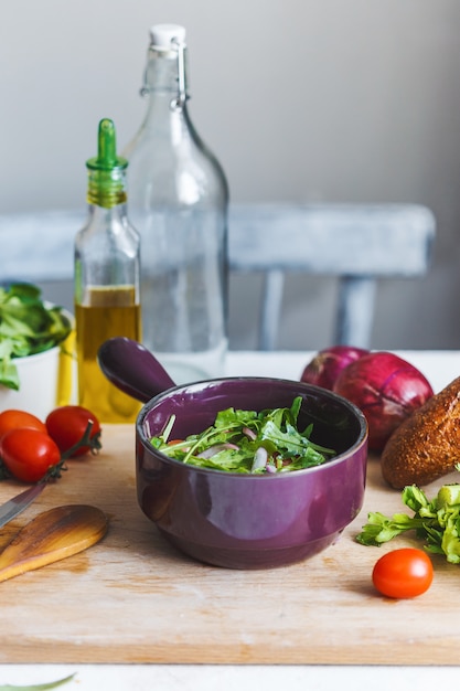 miska čerstvých surovín na stole